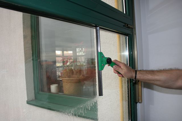 Ablak tisztítás ablaklehúzóval